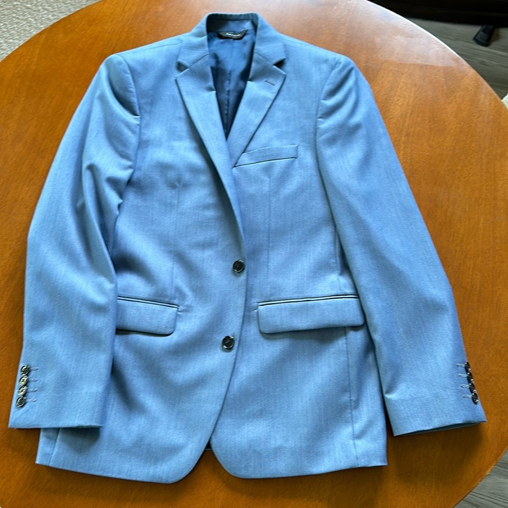 Like new men’s Apt 9 two piece suit, size 40R extra slim fit; light blue